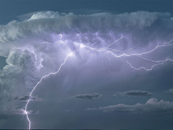 Anvil crawler lightning with ground strike